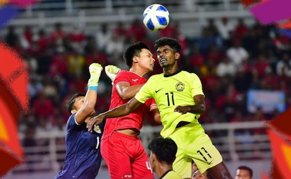Timnas Indonesia U-19 vs Malaysia bentrok pada semifinal Piala AFF U-19 2024 di Gelora Bung Tomo. Surabaya, Sabtu (27/7/2024) malam. (Foto: Instagram @famalaysia)