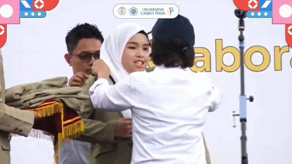 Rektor UGM Rektor UGM pakaikan almamater ke Putri