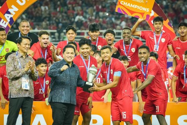 Kapten Timnas Indonesia U-19, Dony Tri Pamungkas Kapten Timnas Indonesia U-19, Dony Tri Pamungkas (16) menerima trofi Piala AFF U-19 2024 dari Ketua Umum PSSI, Erick Thohir, di Gelora Bung Tomo, Surabaya, Senin (29/7/2024) malam. (Foto: PSSI)