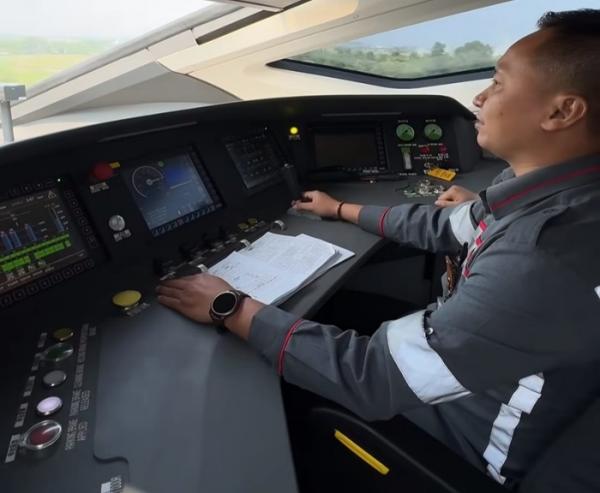 Masinis asal Indonesia kini telah berhasil mengemudikan Kereta Cepat Whoosh dengan kecepatan 350 km per jam. (Foto: Instagram @keretacepat_id)
