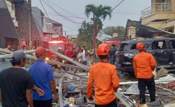 Ledakan tabung gas menyebabkan mobil dan rumah rusak (Foto: TMC Polda Metro Jaya)
