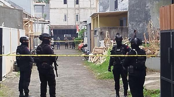 teroris di batu Polisi bersenjata lengkap siaga di lokasi pengamanan satu terduga teroris di Kota Batu. (Foto: Avirista Midaada / MPI)