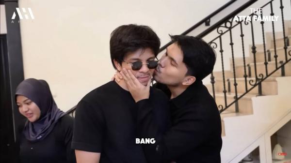 Thariq dan Atta Halilintar Thariq cium Atta setelah beri kado nikah spesial