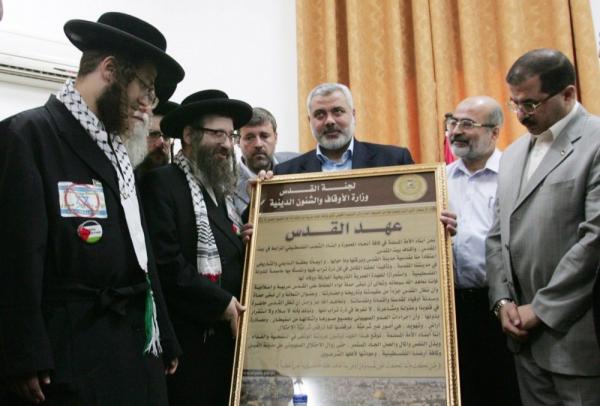 Haniyeh Dan Yahudi 2009 EPA Ismail Haniyeh (ketiga dari kanan) bersama delegasi Yahudi Ultra-Ortodoks Amerika Serikat (orang-orang berpakaiam hitam) saat kunjungan mereka ke Gaza pada Juli 2009. (Foto: EPA)