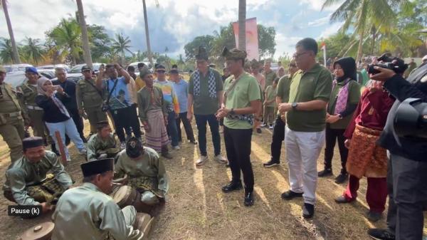 Sandiaga Uno di Desa Wisata Cemaga Tengah Natuna Sandiaga Uno di Desa Wisata Cemaga Tengah Natuna
