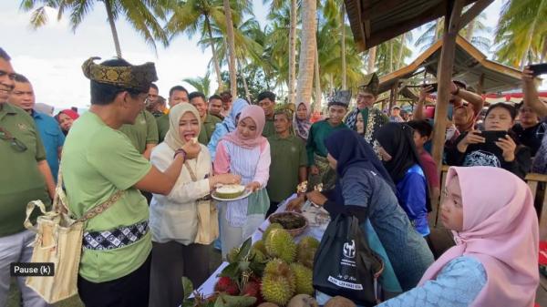 Sandiaga Uno makan durian Natuna Sandiaga Uno makan durian Natuna