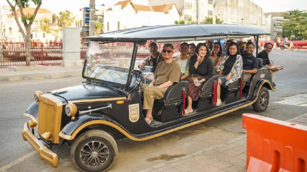 Tourwagen Tourwagen membawa rombongan tur Kota Lama Surabaya (Foto: Tomi Arief/MORA Group)