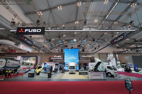 Booth Mitsubishi Fuso dengan tema &lsquo;Leading Innovation&rsquo;. (Foto: dok Mitsubishi Fuso)