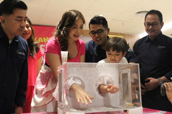 Uji ampuh Soffell bersama Jessica Iskandar Uji ampuh Soffell bersama Jessica Iskandar. (Foto: dok Enesis Group)