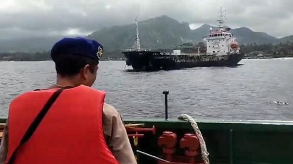 Kapal Tanker Elisabet Satu yang meledak dan terbakar di perairan Karangasem, Bali, Rabu (7/8/2024). (Foto: iNews/Yunda Ariesta)