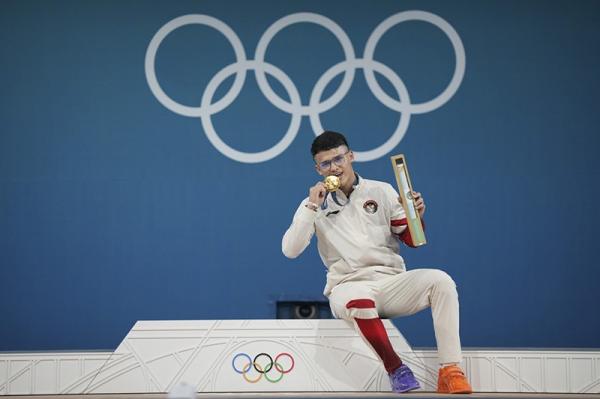 Angkat Besi Rizky Juniansyah 1 Rizky Juniansyah berhasil sumbang emas untuk Indonesia di Olimpiade Paris 2024