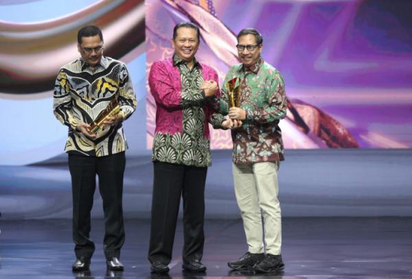 Kepala Bapenda Jabar Dedi Taufik PDA 2024 Kepala Bapenda Jabar Dedi Taufik saat menerima penghargaan Pemimpin Daerah Awards 2024. (Foto: dok iNews Media Group/Isra Triansyah)
