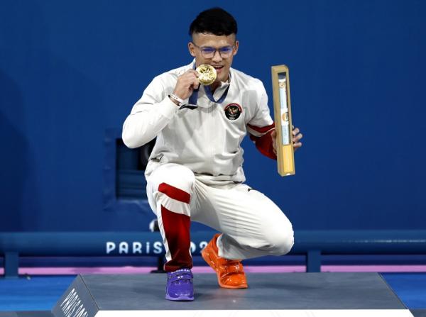 Rizki Juniansyah Lifter Indonesia, Rizki Juniansyah meraih medali emas di cabang olahraga (cabor) angkat besi nomor 73 kg putra Olimpiade Paris 2024. (foto: EPA)