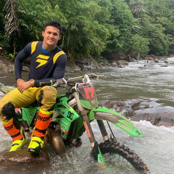 Rizki suka naik motor trail Rizki suka naik motor trail