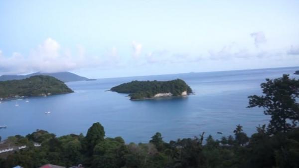 Tempat wisata Pulo Klah Kota Sabang Aceh Menikmati liburan di Kota Sabang sambil mencicipi rujak Aceh dengan cita rasa pedas, manis dan segar. (Foto: Syukri Syarifuddin).