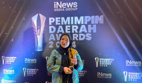 Wali Kota Bandar Lampung Eva Dwiana PDA 2024 Wali Kota Bandar Lampung Eva Dwiana meraih Pemimpin Daerah Awards 2024 kategori Peningkatan Ekonomi Daerah. (Foto: iNews Media Group/Rizqa Leony Putri)