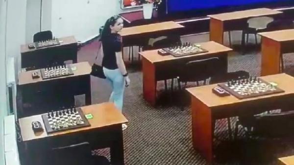 pecatur rusia taburkan merkuri racuni lawan main Amina Abakarova, 40, melihat kondisi sekelilingnya usai menaburkan bubuk merkuri ke papan catur lawannya Umayganat Osmanova, 30. (Foto: social media east2west news via The Mirror)