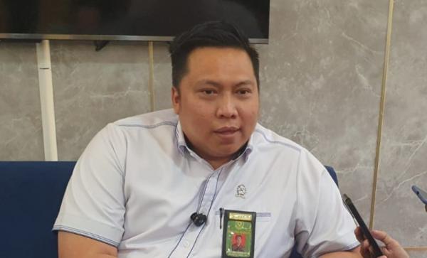 Humas PN Depok Humas PN Depok Andy Eswin menjelaskan soal aksi koboi panitera yang viral (Foto: Refi Sandi)