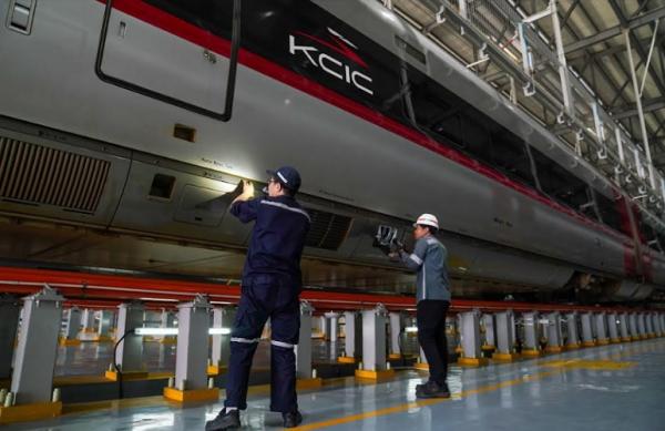Petugas Perawatan Whoosh Petugas perawatan Kereta Cepat Whoosh asal Indonesia telah mulai melakukan on job training tahap tiga. (Foto: Dok. KAI)