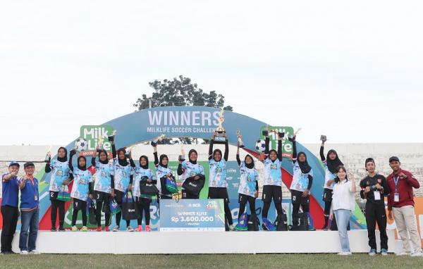 MIN 1 Kendal dan SD Muhammadiyah 05 Semarang Juara MilkLife Soccer Challenge  Semarang Series 1 2024