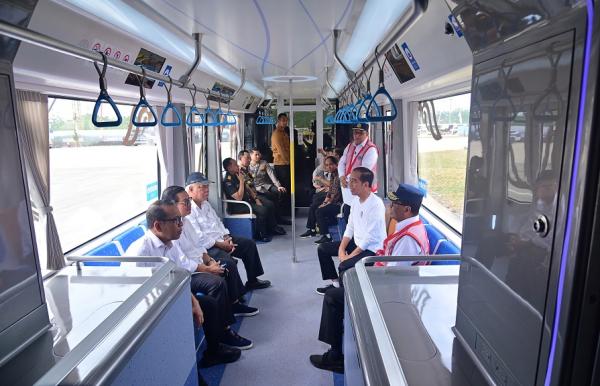 Jokowi Jajal ART 2 Presiden Jokowi didampingi sejumlah menteri saat mencoba Autonomous Rail Transit (ART) atau kereta tanpa awak di IKN. (Foto: BPMI Setpres)