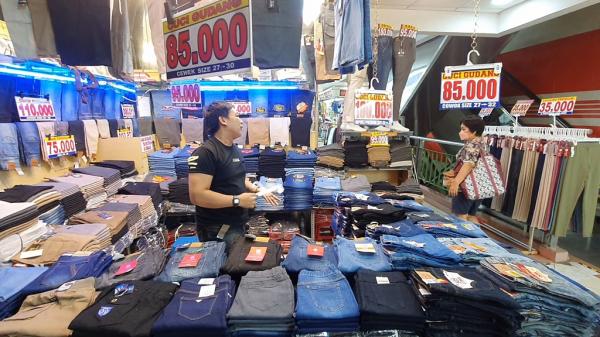 Pedagang di Pasar Tanah Abang Pedagang Blue Jeans di Pasar Tanah Abang. (Foto: Muhammad Farhan)