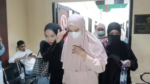Cut Intan Nabila Cut Intan Nabila selesai menjalani pemeriksaan di Polres Bogor, Selasa (13/8/2024) (Foto: Putra Ramadhani)