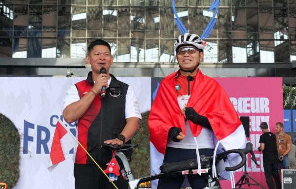 Royke Lumowa Ketua Umum Komite Olimpiade Indonesia, Raja Sapta Oktohari, menyambut Royke Lumowa saat tiba di Paris, Prancis, 29 Juli 2024. (Foto: Istimewa)