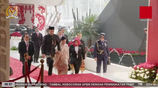Jokowi gandeng tangan Iriana Jokowi Jokowi gandeng tangan Iriana Jokowi saat hadiri Sidang Tahunan MPR 2024