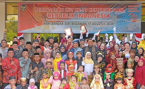 Brunei 3 Ist Dubes Indonesia untuk Brunei Darussalam Achmad Ubaedillah bersama WNI lainnya melakukan upacara 17 Agustus (Foto: Ist)