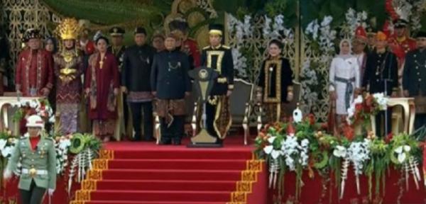 Jokowi 2 Presiden Jokowi dan Prabowo menghadiri upacara di IKN (Foto: tangkapan layar)