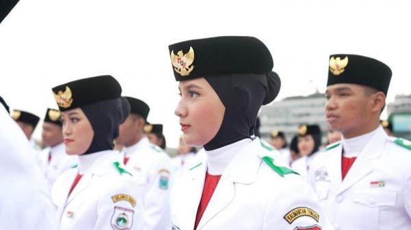paskibraka putri berjilbab Penampilan Paskibraka Nasional yang bertugas di Upacara HUT ke-79 RI di IKN. (Foto: Setpres)