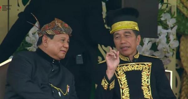 Momen keakraban Prabowo dan Jokowi terlihat saat upacara HUT ke-79 RI di IKN. Keduanya saling lempar senyum. (Foto: BPMI Setpres)