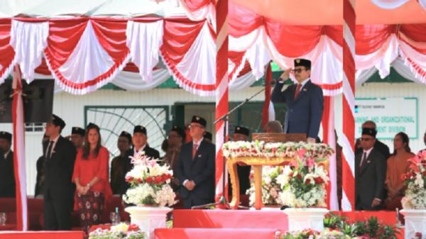 Presiden Direktur PT Freeport Presiden Direktur PT Freeport Indonesia Tony Wenas saat memimpin upacara bendera perayaan HUT ke-79 RI di Tembagapura, Papua Tengah Sabtu (17/8/2024). (Foto: Zen Teguh Tri Wibowo).