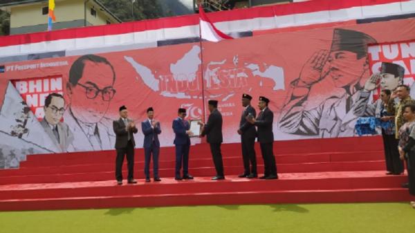 Upacara dapat rekor muri Upacara bendera perayaan HUT ke-79 RI digelar PT Freeport Indonesia di Tembagapura, Papua Tengah memecahkan rekor Museum Rekor Dunia Indonesia (Muri), Sabtu (17/8/2024). (Foto: Zen Teguh Tri Wibowo).
