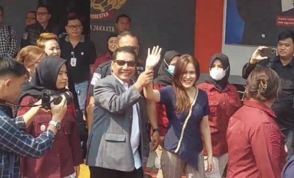 Pengacara Otto Hasibuan dan Jessica Wongso di Lapas Pondok Bambu, Minggu (18/8/2024) (Foto: Aldi Chandra Setiawan)