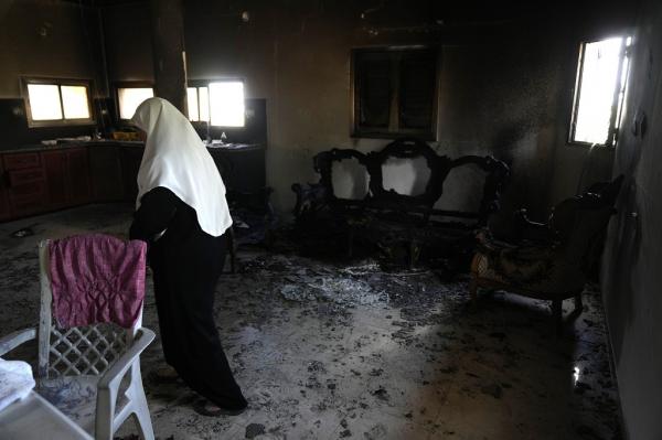 Yahudi Serang Desa Palestina 2 AP Seorang perempuan Palestina berdiri di dalam rumahnya yang dibakar para pemukim Yahudi Israel di Desa Jit, Tepi Barat, Jumat, 16 Agustus 2024. (Foto: AP)