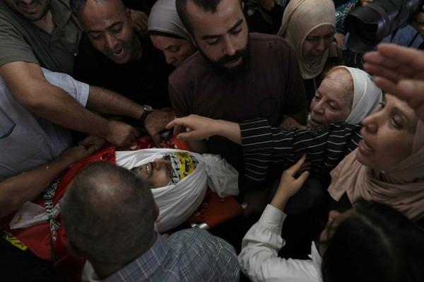 Yahudi Serang Desa Palestina 3 AP Para pelayat melepas jenazah warga Palestina, Rasheed Mahmoud Sadah (23) yang tewas dalam serangan brutal gerombolan pemukim Israel di Desa Jit, Tepi Barat, dekat Nablus, Jumat, 16 Agustus 2024. (Foto: AP)