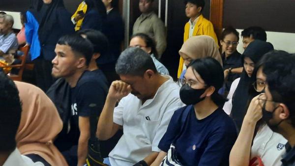 Kakek Dante Ayah Angger Dimas menangis saat mendengar keterangan saksi ahli di persidangan kematian Dante (Foto: Ravie Wardani)