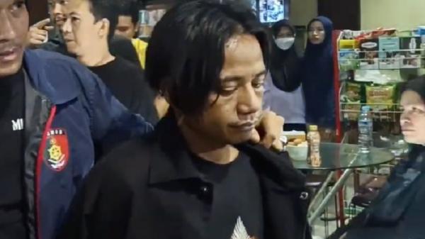 Pembunuh sadis Pangkep Polisi menangkap pembunuh perempuan yang mayatnya dimasukkan ke dalam koper di Pangkep. (Foto: Tangkapan gambar video).