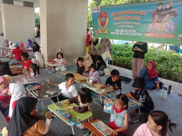 Suasana lomba mewarnai gambar BPDP Sawit Suasana lomba mewarnai gambar bagi peserta anak-anak. (Foto: iNews Media Group/Aris Kurniawan)
