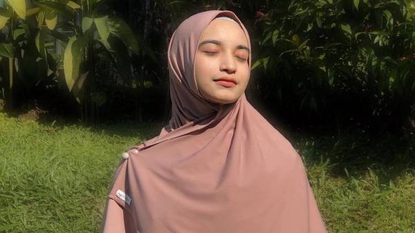 Cut Intan Nabila Cut Intan Nabila sudah tersenyum kembali