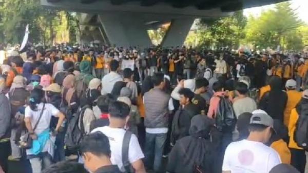 Demo makassar Ribuan mahasiswa saat berkumpul di kawasan flyover Jalan Pettarani, Makassar sejak siang lalu longmarch menuju Gedung DPRD Sulsel, Kamis (22/8/2024). (Foto: Abdoellah Nicolha).