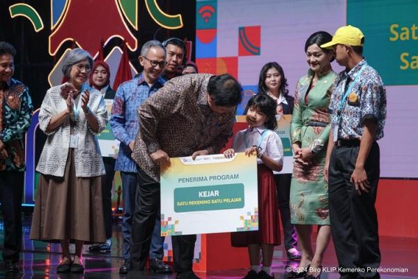 Menko Airlangga Program Gencarkan Menko Airlangga lakukan penyerahan simbolis program inklusi keuangan. (Foto: dok Kemenko Perekonomian)