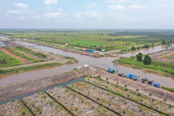 Mentan Tinjau Lahan di Kalteng Menteri Pertanian Andi Amran Sulaiman melakukan survei ke wilayah Kalimantan Tengah sebagai lumbung pangan baru. (Foto: Dok. Humas Kementan)