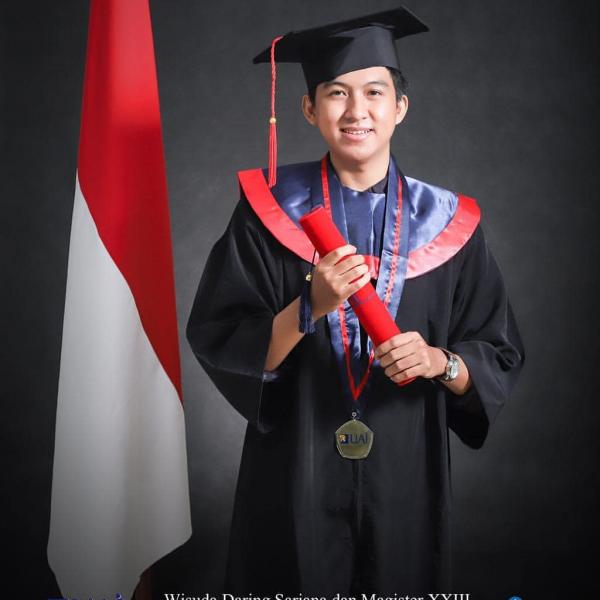 Momen Iqbal diwisuda