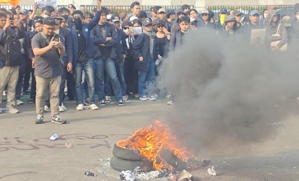 Massa membakar ban di depan Gedung DPR (Foto: Ari Sandita)