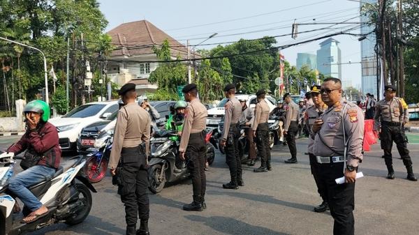 Pengamanan Di KPU WIDYA Polisi mengamankan lalu lintas di depan KPU, Jumat (23/8/2024) (Foto: Widya Michella)