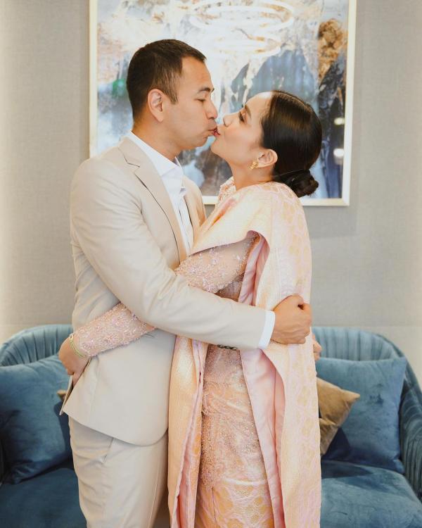 Raffi Ahmad dan Nagita Slavina pamer foto Raffi Ahmad dan Nagita Slavina pamer foto cium bibir di Instagram