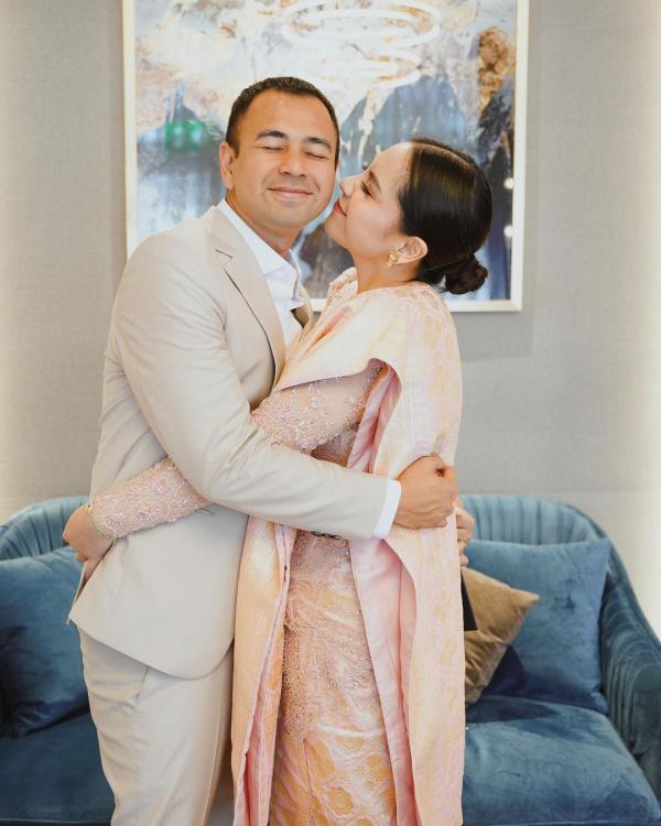 Raffi Ahmad dan Nagita Slavina pose romantis Raffi Ahmad dan Nagita Slavina pose romantis